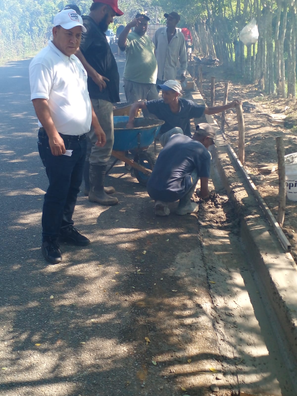 Ayuntamiento de La Cueva continua trabajando en la construcción de aceras y contenes